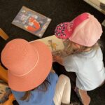 Zwei Kinder schauen sich ein Kinderbuch an.
